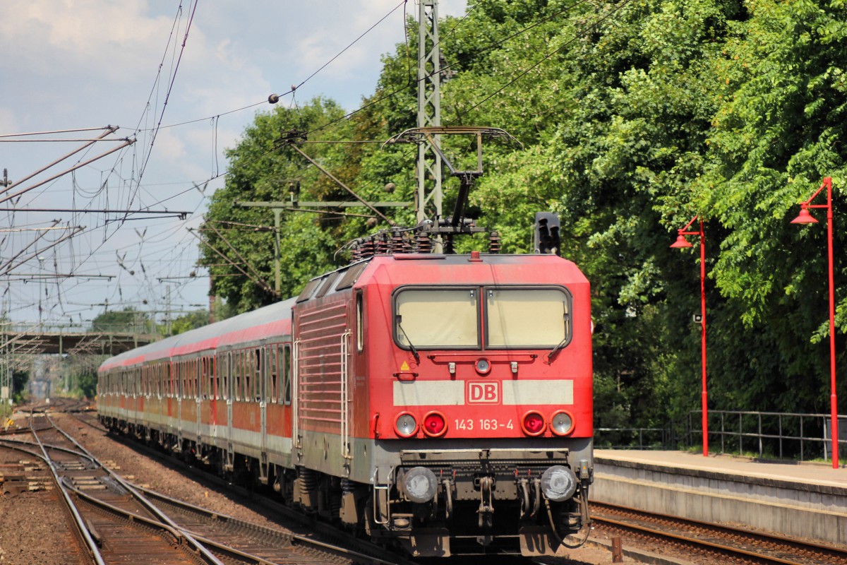 143 163-4 bei der Ausfahrt in Elmshorn am 03.06.2014 nach Kiel Hbf.