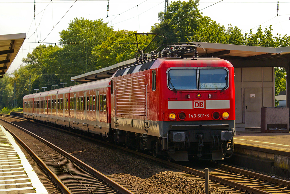 143 601-3 mit S6 in Düsseldorf-Benrath, von Köln kommend, allerdings aufgrund von Bauarbeiten nicht mit dem Ziel Essen Hbf, sondern Düsseldorf, Flughafen-Terminal. 11.08.2012
