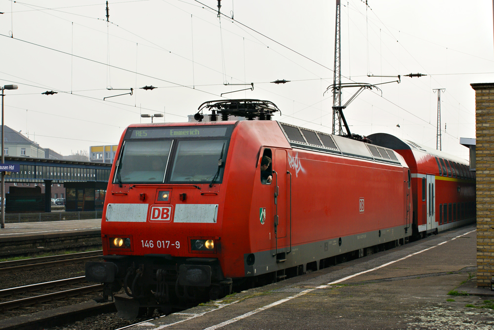 146 017-9 mit RE5 auf dem Weg nach Emmerich beim Halt in Oberhausen Hbf