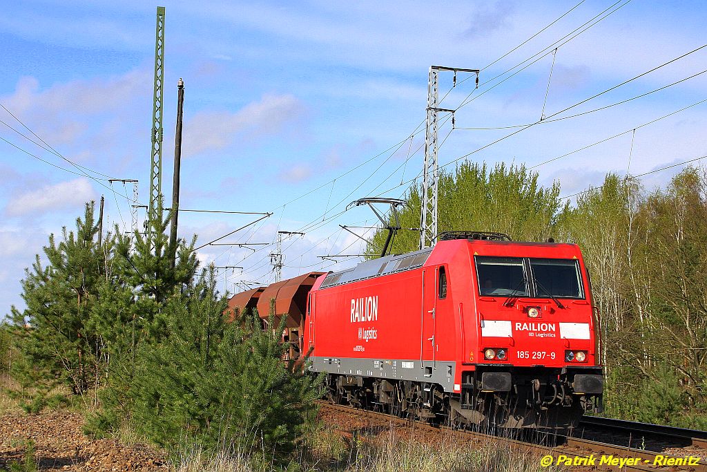 185 297 mit Güterzug in Berlin-Wuhlheide auf dem Weg nach Westen am 09.04.2014