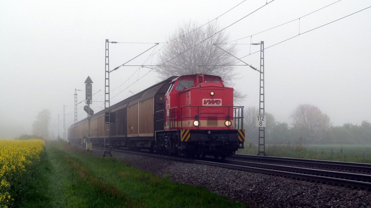  202 265-5  VWE - Verden-Walsroder Eisenbahn GmbH, Verden  DL 3  mit Schiebewandwagen unterwegs Richtung Eystrup

12 April 2014 - Bremen mahndorf bei leichtem nebel
