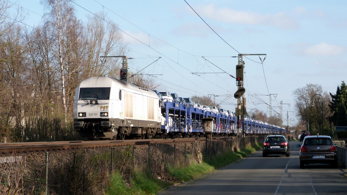 223 153 (ER20) mit Touax Autotransportzug aus dem Merzedes Werk Bremen Sebaldsbrück weiter Richtung Bremerhaven
19 März 2014 durch Bremen Grambke (am bahndamm)
