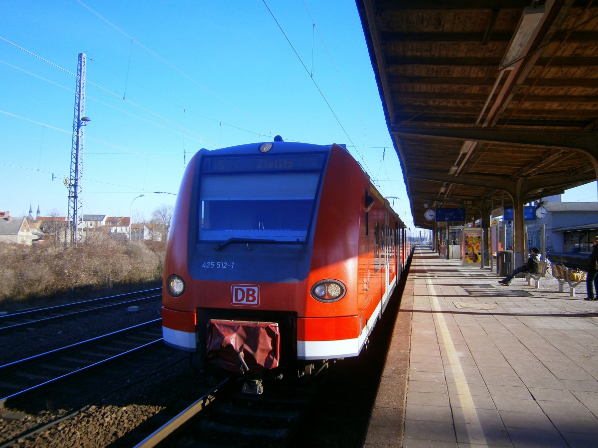 425 512-1 als S-Bahn nach Zielitz auf Gleis 4 im Bahnhof Schönebeck (Elbe) am 24.02.14. 
