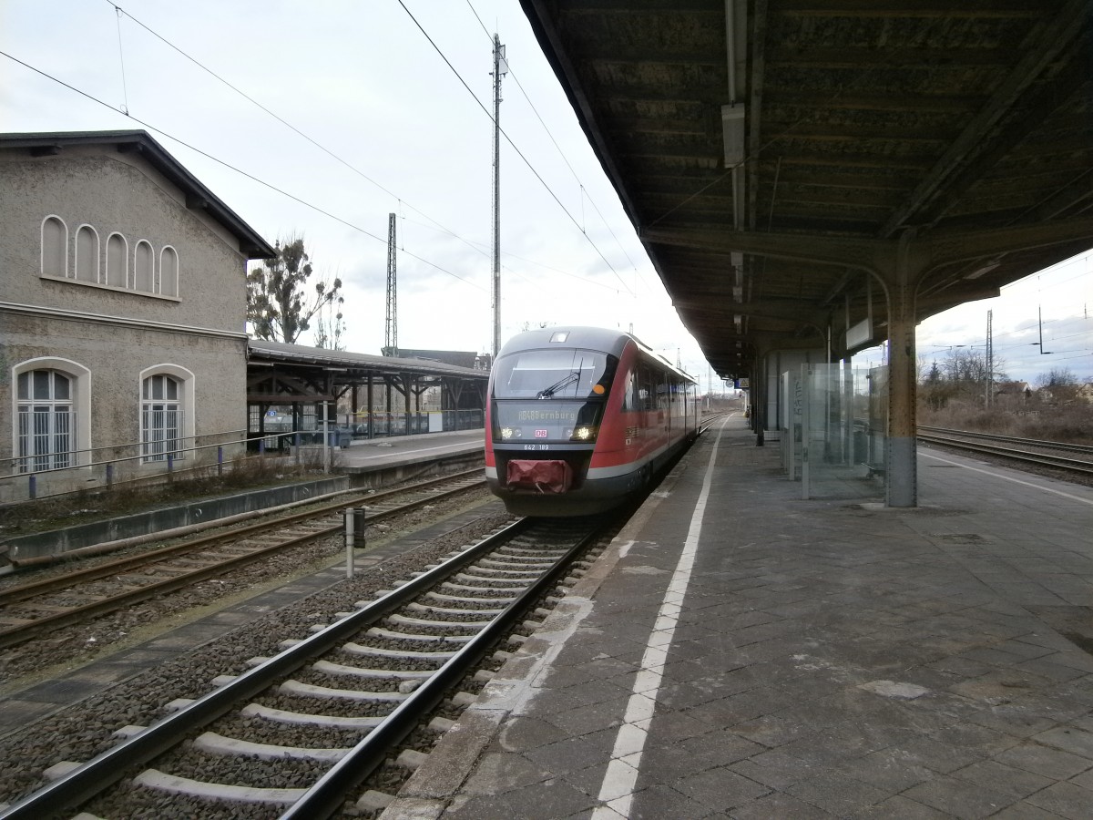 642 189 als RB 48 nach Bernburg auf Gleis 3 im Bahnhof Schönebeck (Elbe) am 07.02.14