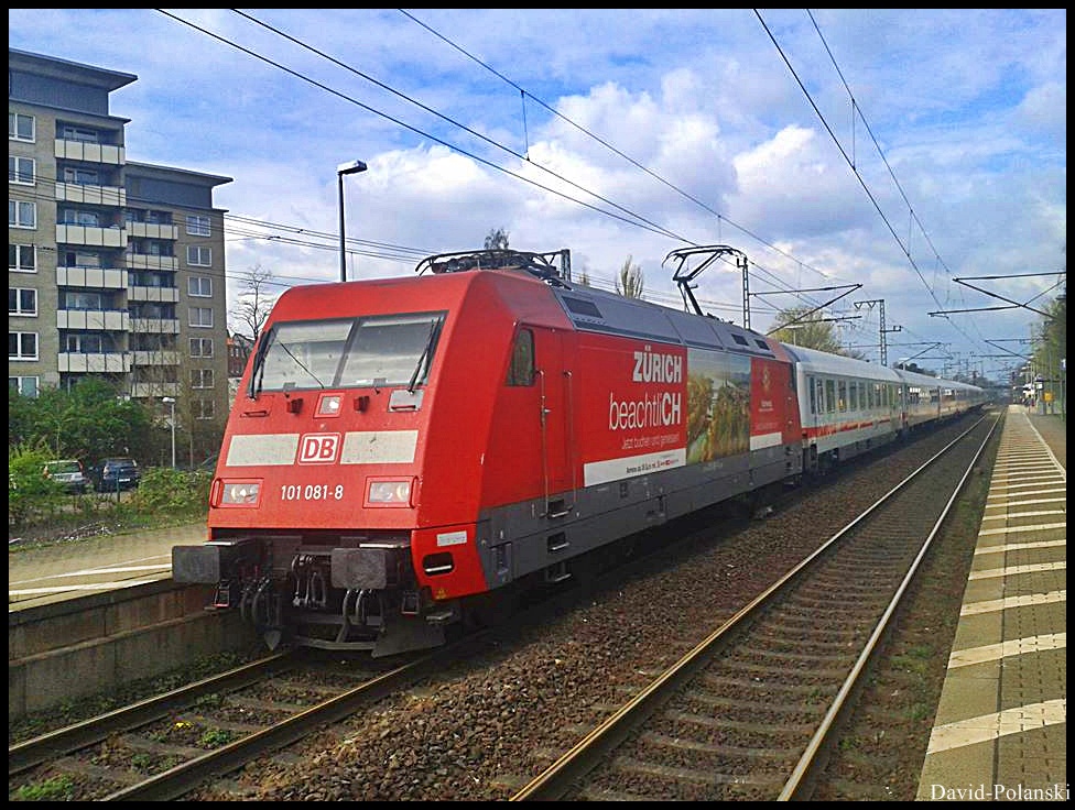 Am 11. April 2014 kam IC 2407 aus Flensburg nach Köln Hbf in Elmshorn an. Mit Zuglok 101 081-8 mit neuer Beklebung an. Davor war es CEWE Fotobuch.