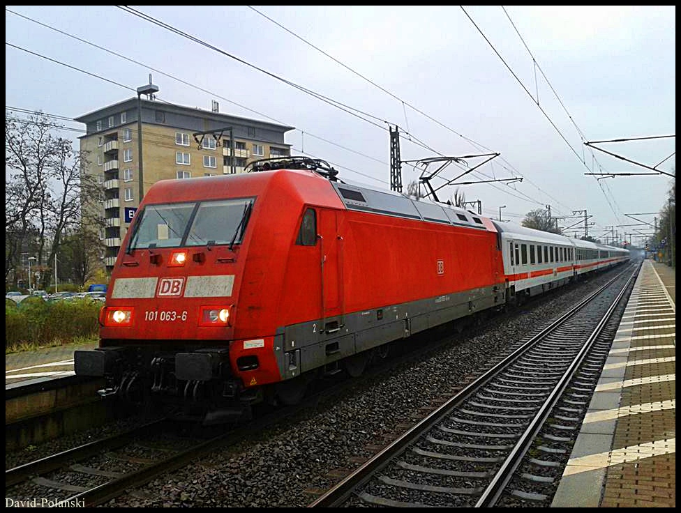 Am 27. März 2014 kam als Zuglok 101 063-6 mit IC 2407 aus Flensburg nach Köln Hbf in Elmshorn an.