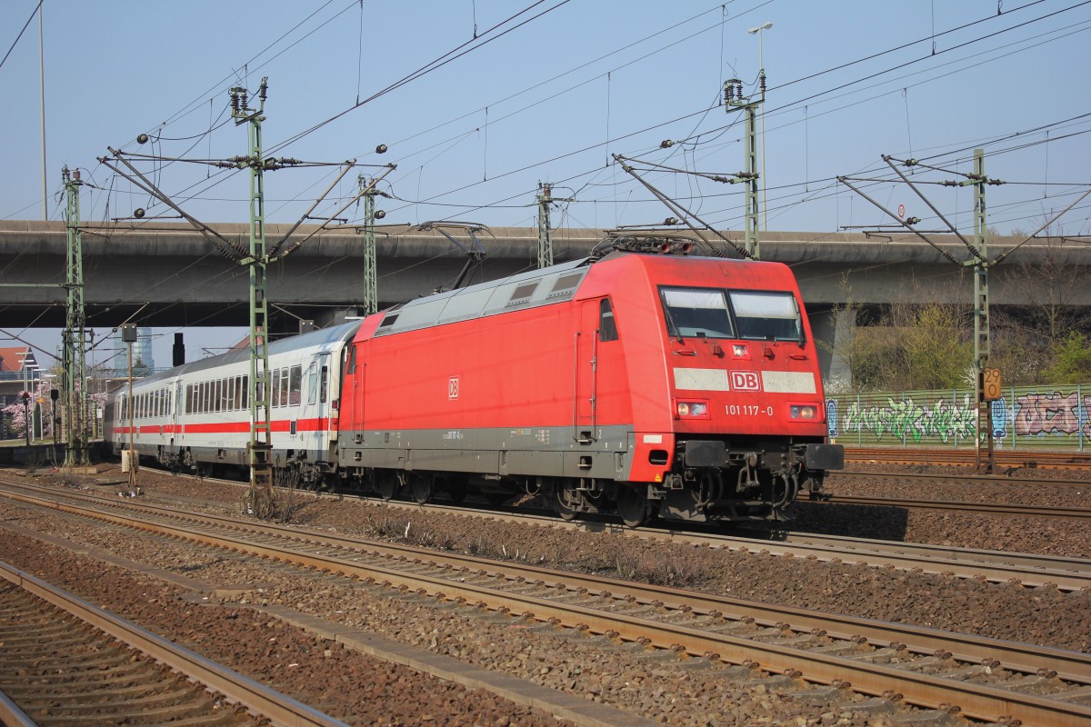 Ausfahrt des IC von Gleis 3 am 29.03.2014 mit der DB 101 117-0.
