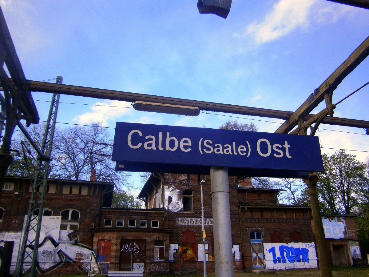 Bahnhofsnamensschild Calbe(Saale) Ost am 14.04.14