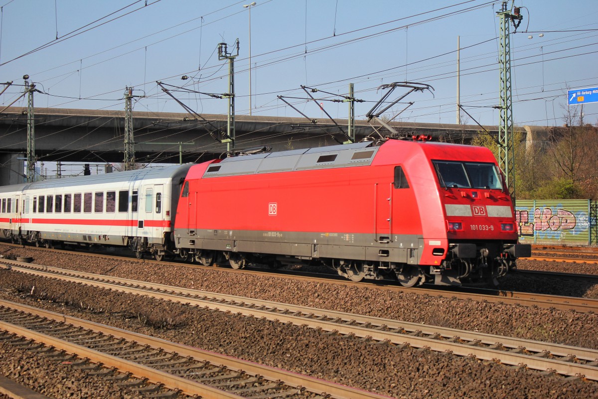 DB 101 033-9 ist am ende es IC der mit der 101 047-9 Gezogen wird bei der Einfahrt in Hamburg Harburg am 29.03.2014