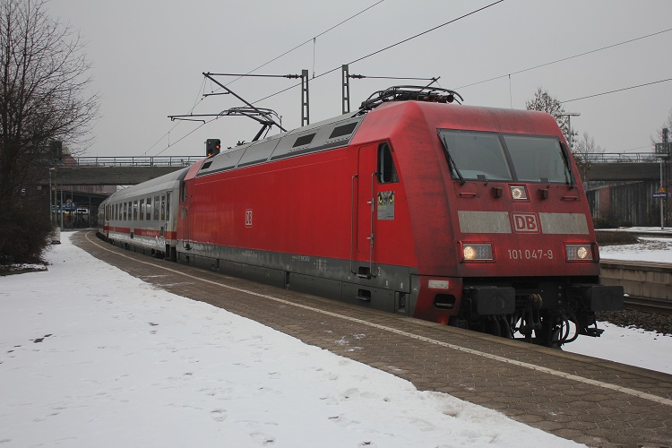 DB 101 047-9 am 31.01.2014 mit dem IC nach Karlsruhe Hbf in Hamburg Harburg Gleis 5.