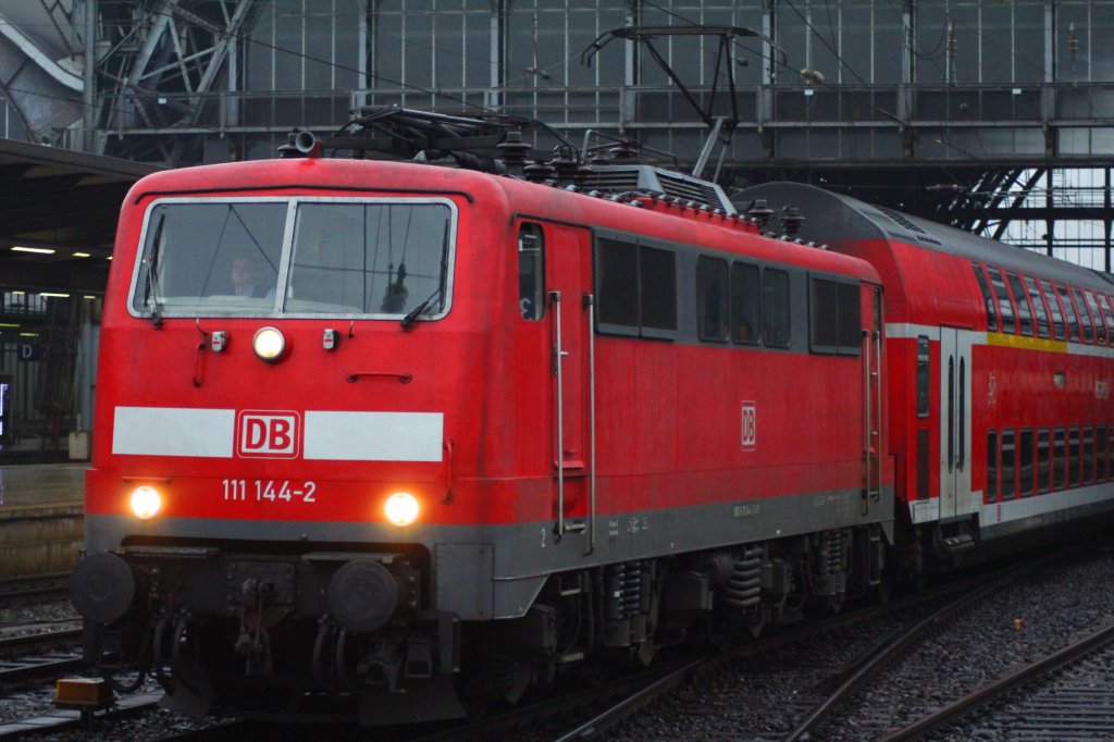 DB 111 144-2 Durchfährt Bremen Hbf am 23.12.2011 in die Abstellung.