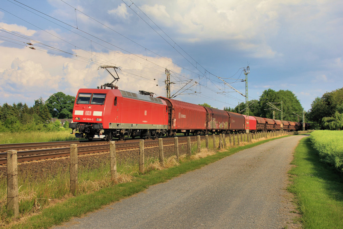 DB 145 064-2 kommt mit einem Gemsichten Güterzug am 04.06.2016 durch Langwedel-Förth gefahren.