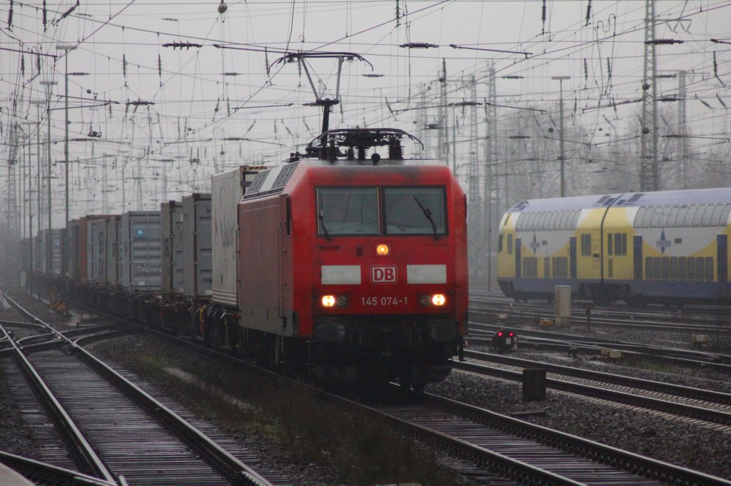 DB 145 074-1 bei Regen am 23.12.2011 in Bremen Hbf bei der Durchfahrt.