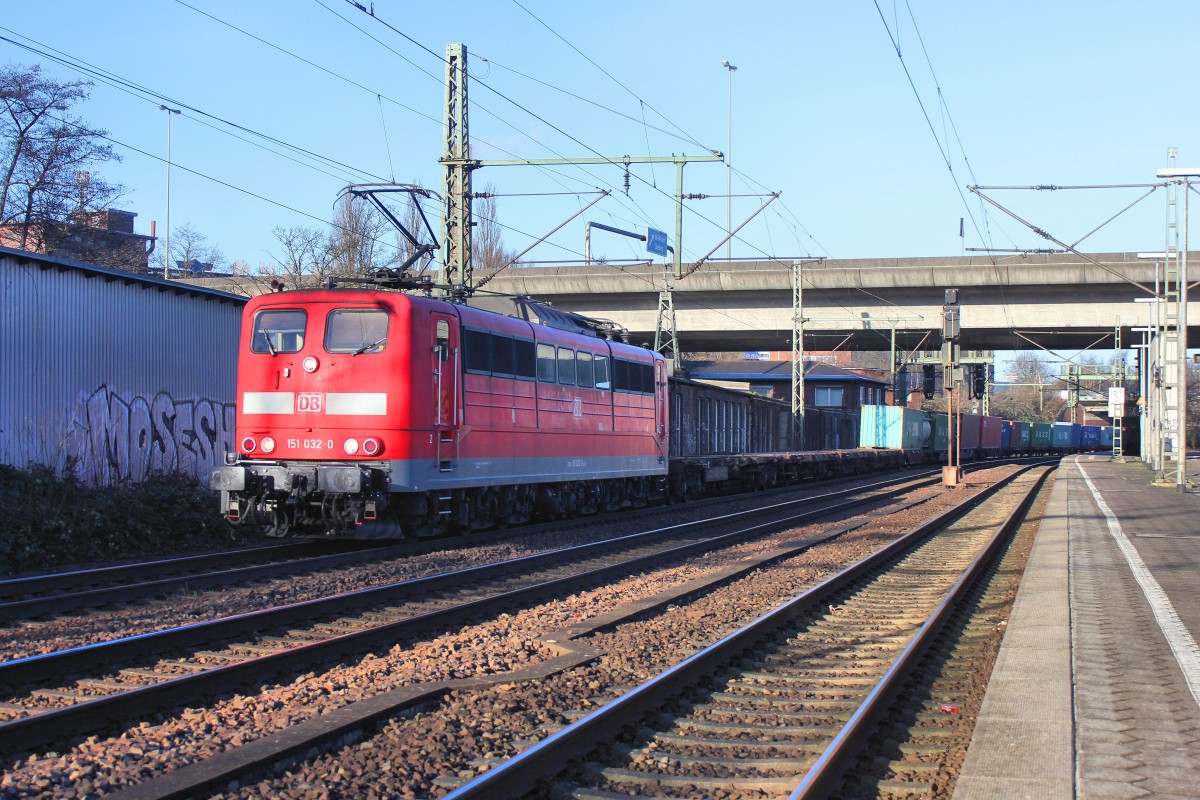 DB 151 032-0 verlässt mit einen Containerzug aus dem Hamburger Hafen den Bahnhof Hamburg Harburg am 17.01.2015.