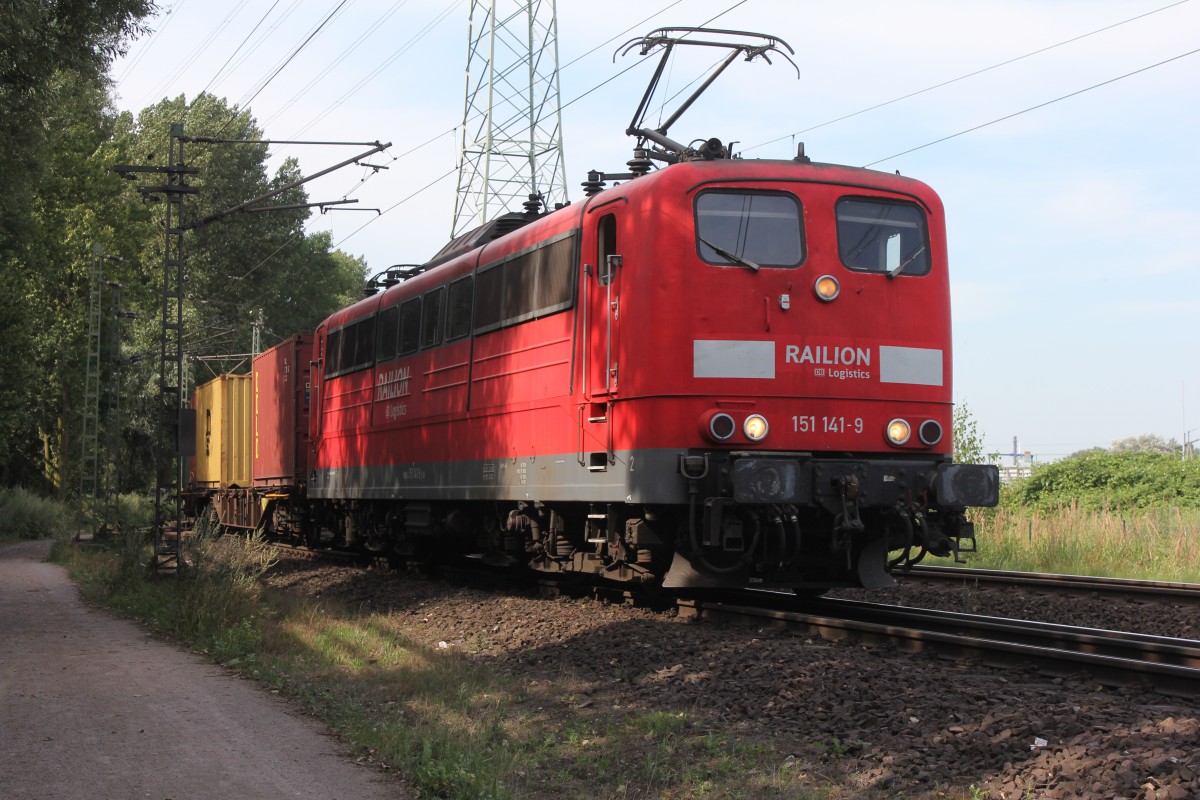 DB 151 141-9 Bringen einen Containerzug in den Hamburger Hafen am 24.07.2014 in Hamburg Waltershof.