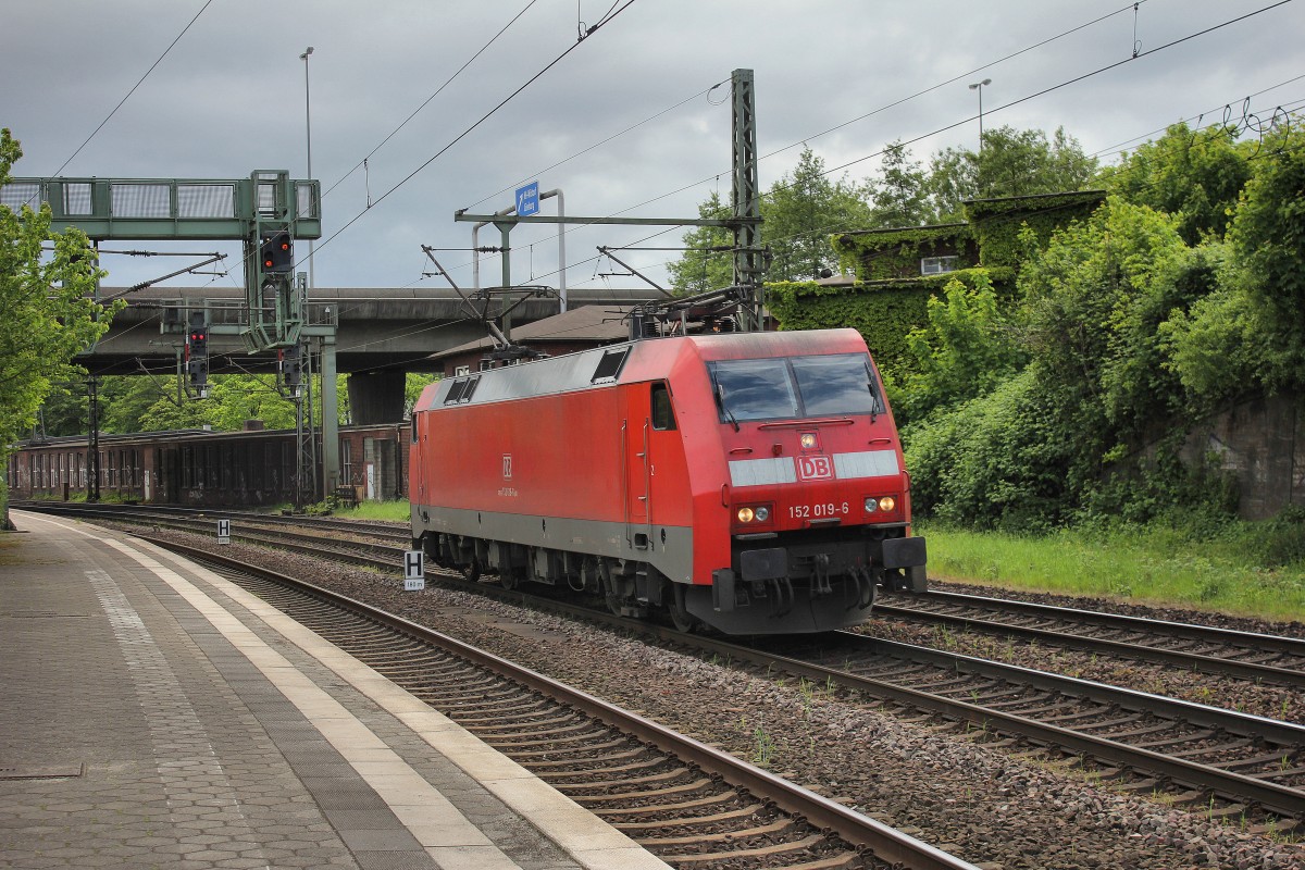 DB 152 019-6 kommt Lz am 13.05.2014 durch Hamburg Harburg gefahren.