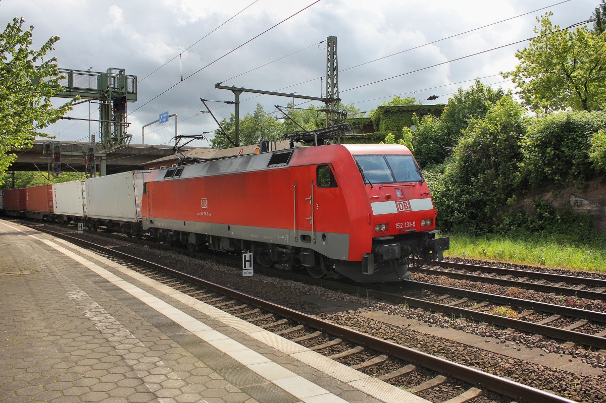 DB 152 044-4 bei der Durchfahrt mit Containerzug am 13.05.2014 in Hamburg Harburg.