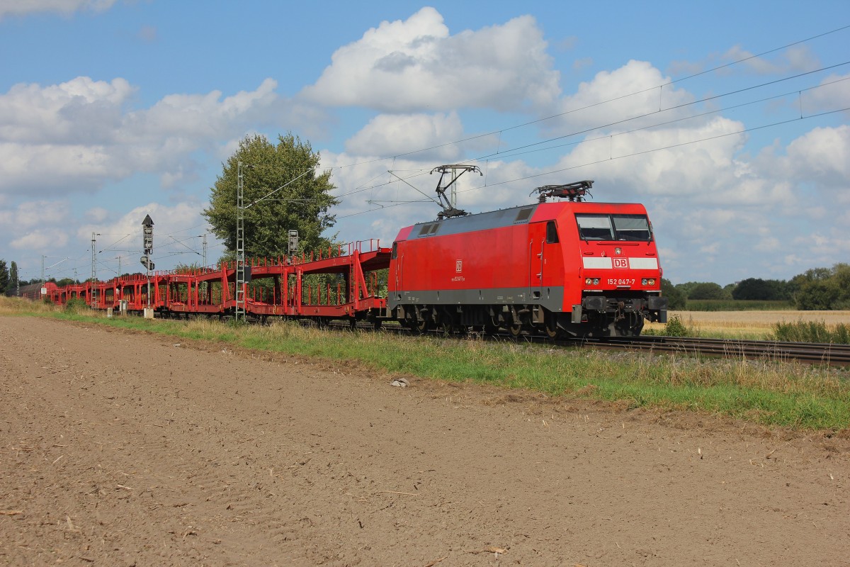 DB 152 047-7 mit leeren Autotransportwage aus Norden gen Sden bei der Durchfahrt am 03.09.2014 in Bremen Mahndorf. 