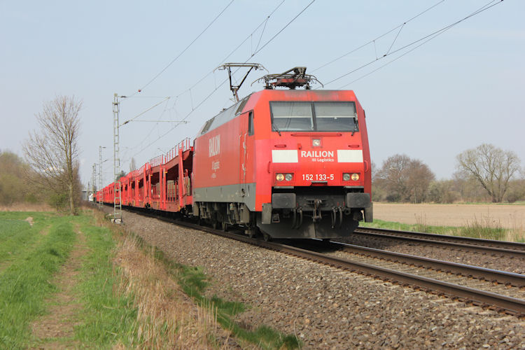 DB 152 133-5 mit leeren Autotransportwagen bei der Durchfahrt in Bremen Mahndorf am 24.04.2013.