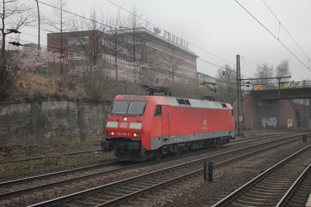 DB 152 166-5 kommt Lz am 29.03.2014 durch Hamburg Harburg gefahren.
