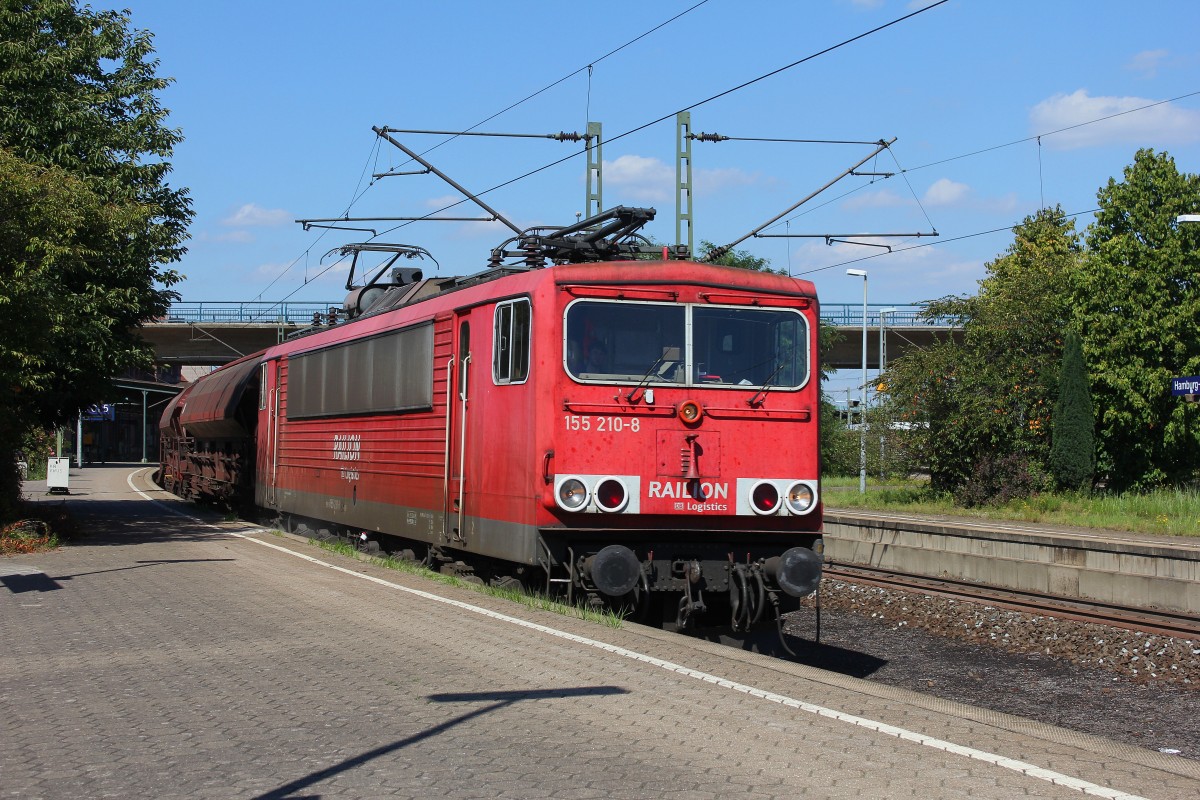 DB 155 210-8 mit Getreidewagen bei der Durchfahrt in Hamburg Harbrug über Gleis 5 am 28.08.2014