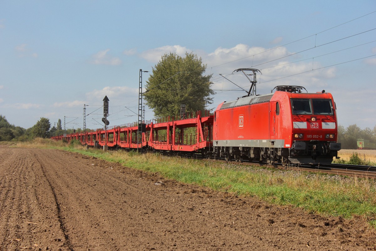 DB 185 052-8 mit leeren STVA Wagen aus Norden gen Sden bei der Durchfahrt am 03.09.2014 in Bremen Mahndorf. 