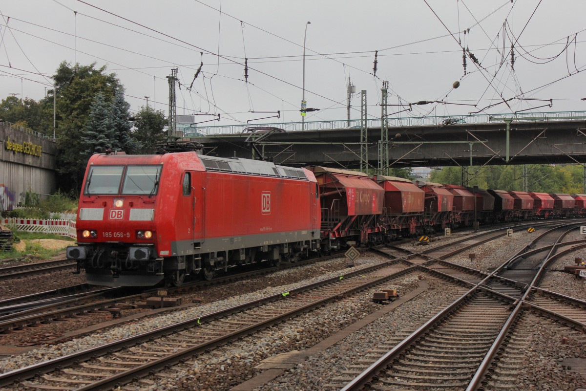 Db 185 056-9 mit Getreidewagen aus Hamburg Hohe Schaar bei der Durchfahrt in Hamburg Harburg am 30.08.2014.