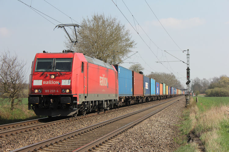 DB 185 233-4 mit Containerzug bei der Durchfahrt in Bremen Mahndorf am 23.04.2013