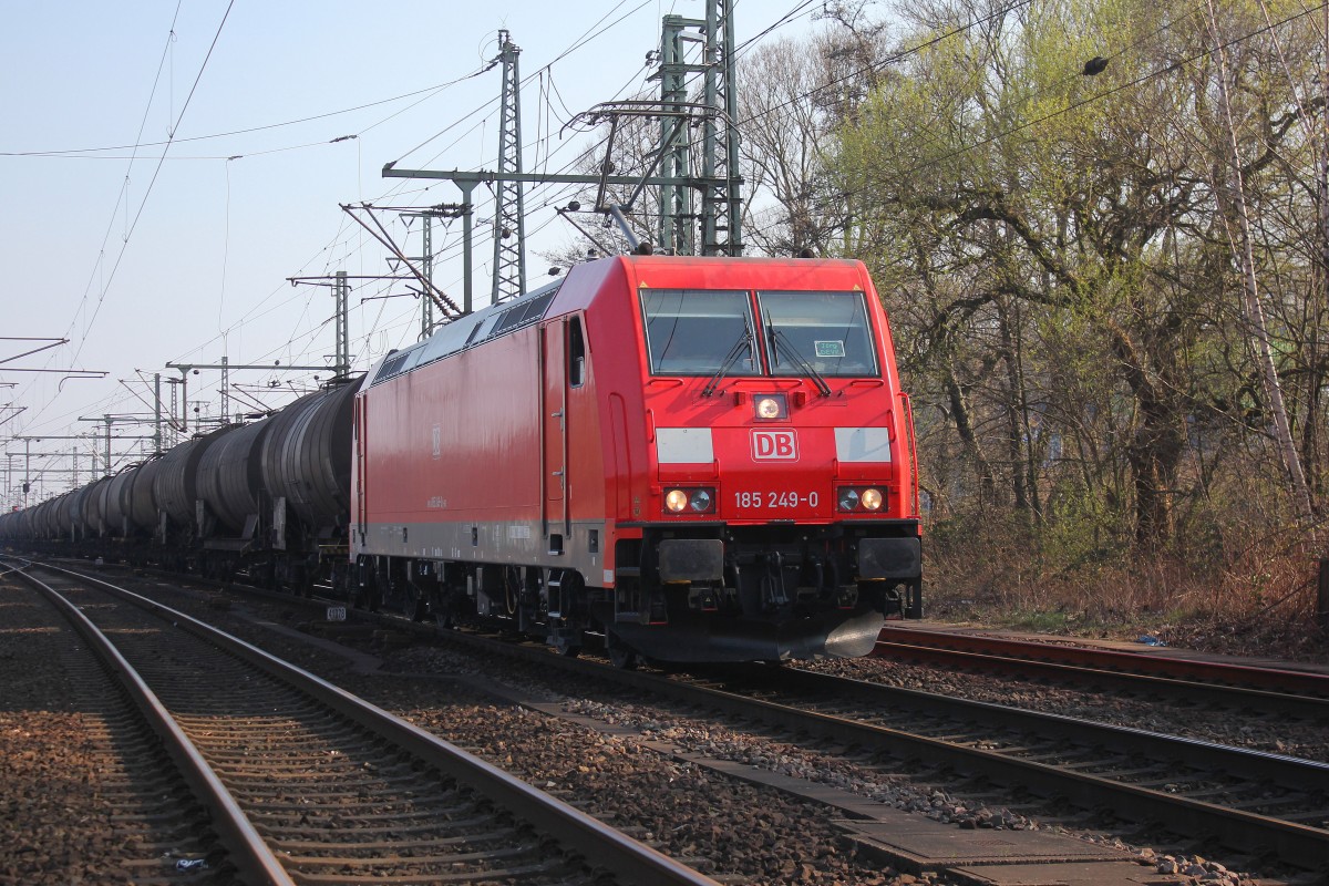 DB 185 249-0 ist mit einem Kessewagenzug bei der Durchfahrt in Hamburg Harburg am 29.03.2014