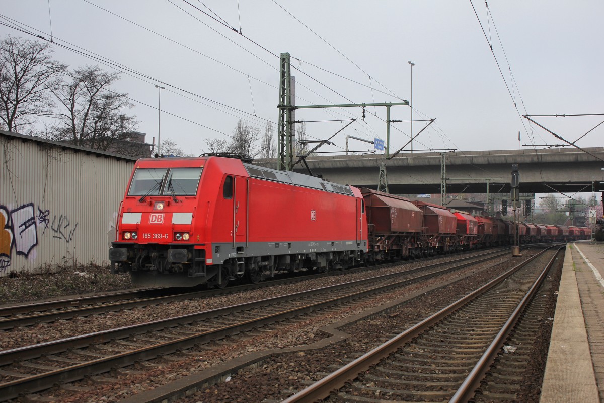 DB 185 369-6 bei der Durchfahrt am 29.03.2014 in Hamburg Harburg mit ihrem Kalizug.