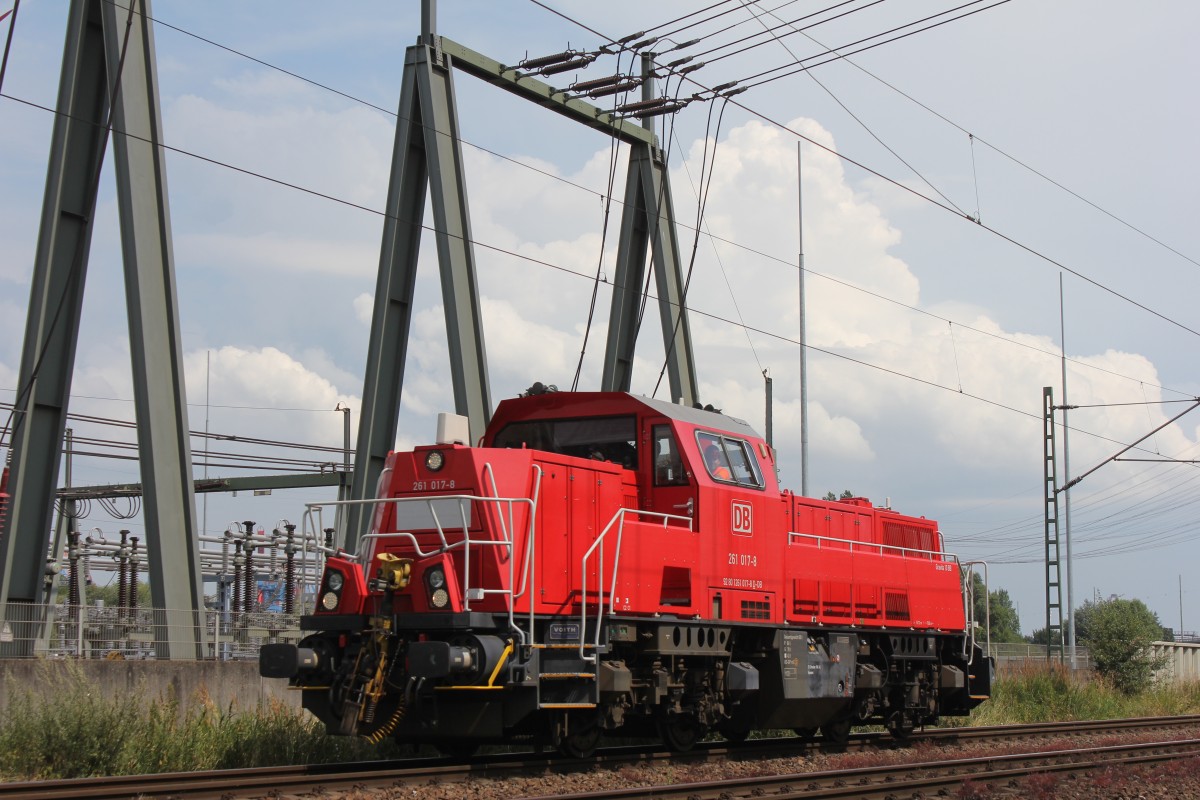 DB 261 017-8 auf Rangierfahrt in Hamburg Waltershof am 24.07.2014.