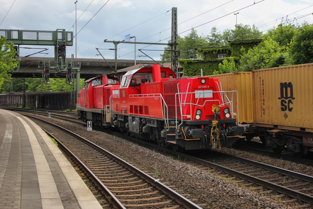 DB 261 099-6 hat 295 022-8 im Schlepp und fährt mit ihm Gerade durch Hamburg Harburg am 13.05.2014.