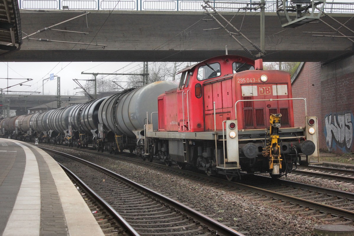 DB 295 043-4 ist mit einen Kesselwagenzug auf dem Weg nach Stade am 29.03.2014 bei der Durchfahrt in Hamburg Harburg.
