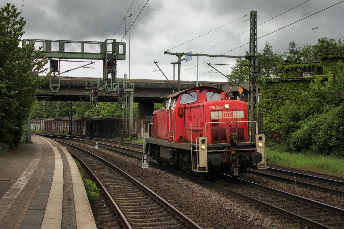 DB 295 054-1 drehte ihre Runden durch Hamburg und kam am 13.05.2014 durch Hamburg Harburg gefahren.