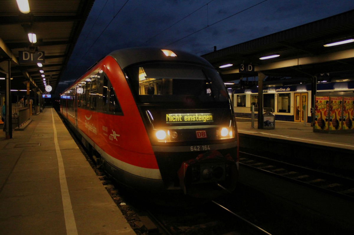 DB 642 164 steht am 28 Dezember 2013 in Magdeburg Hbf am Bahnsteig und wartet auf Ausfahrt in die Abstellung.
