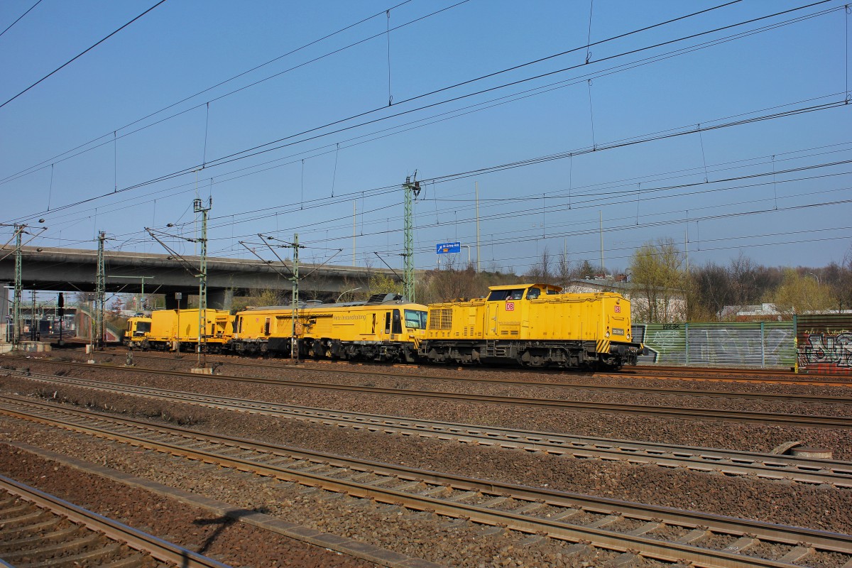 DB Netz Instandhaltung 203 306-6 auf der Rcktour am 29.03.2014 in Hamburg Harbrug mit Gru vom Lokfhrer.
