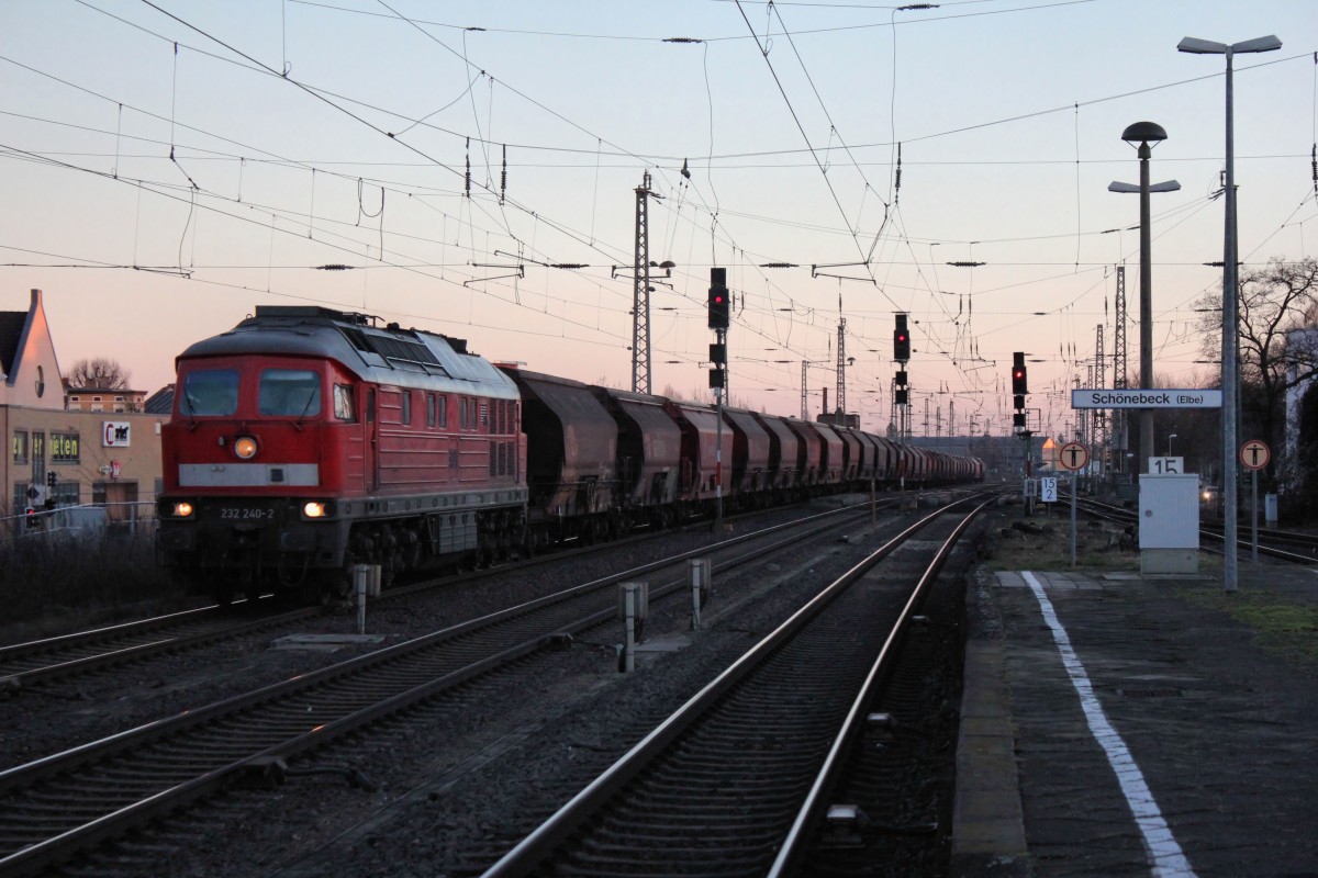 DB Schenker 232 240-2 kam mit leeren Kalizug am 30.12.2013 durch den Bahnhof Schnebeck(Elbe)