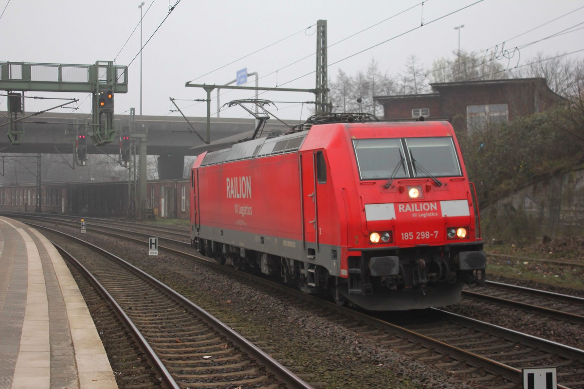 DB Schenker Rail 185 298-7 kommt Lz am Morgen des 29.03.2014 durch Hamburg Harburg gefahren.