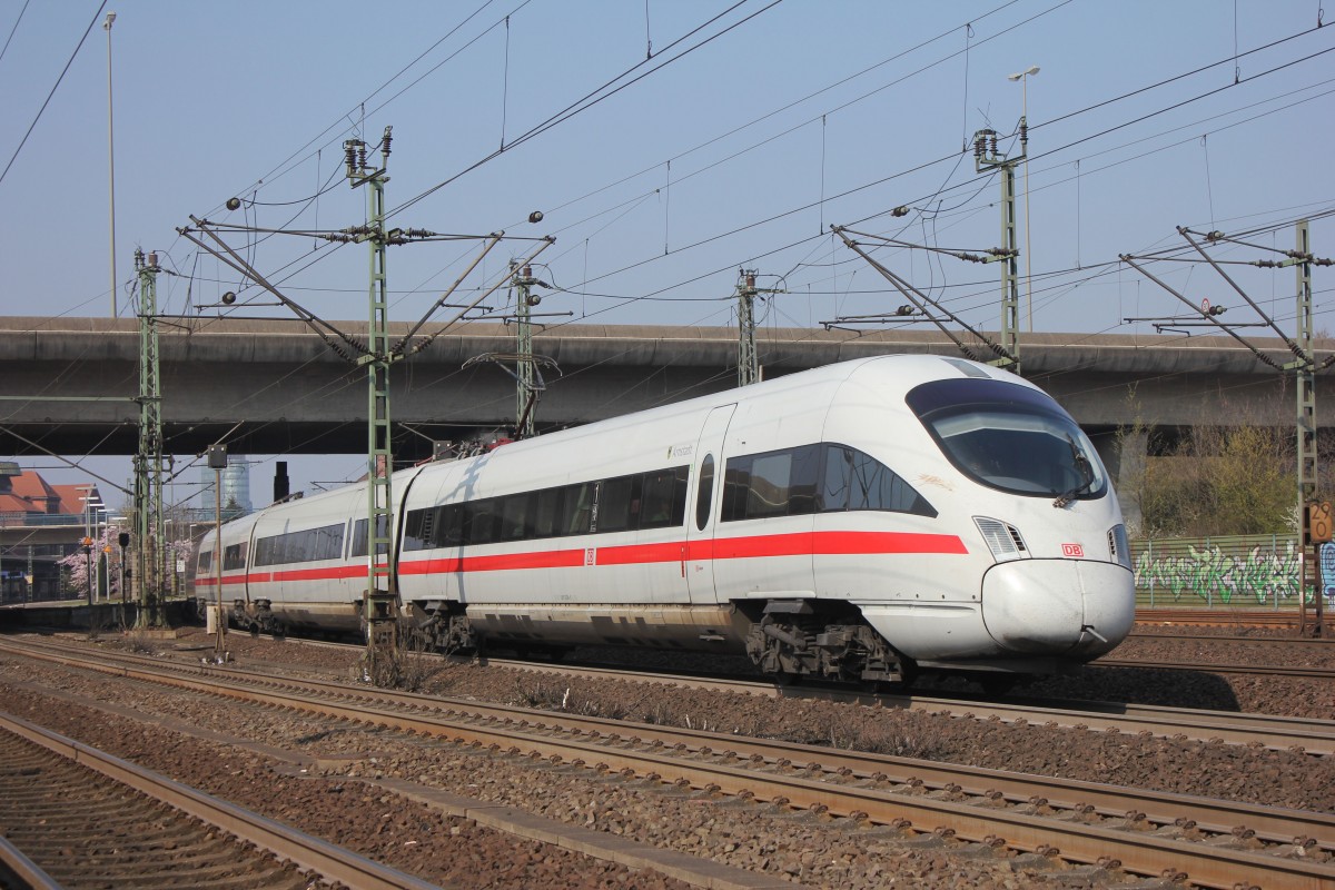 Der ICE ( BR 411 004-5 ) bei der Ausfahrt in Hamburg Harburg am 29.03.2014