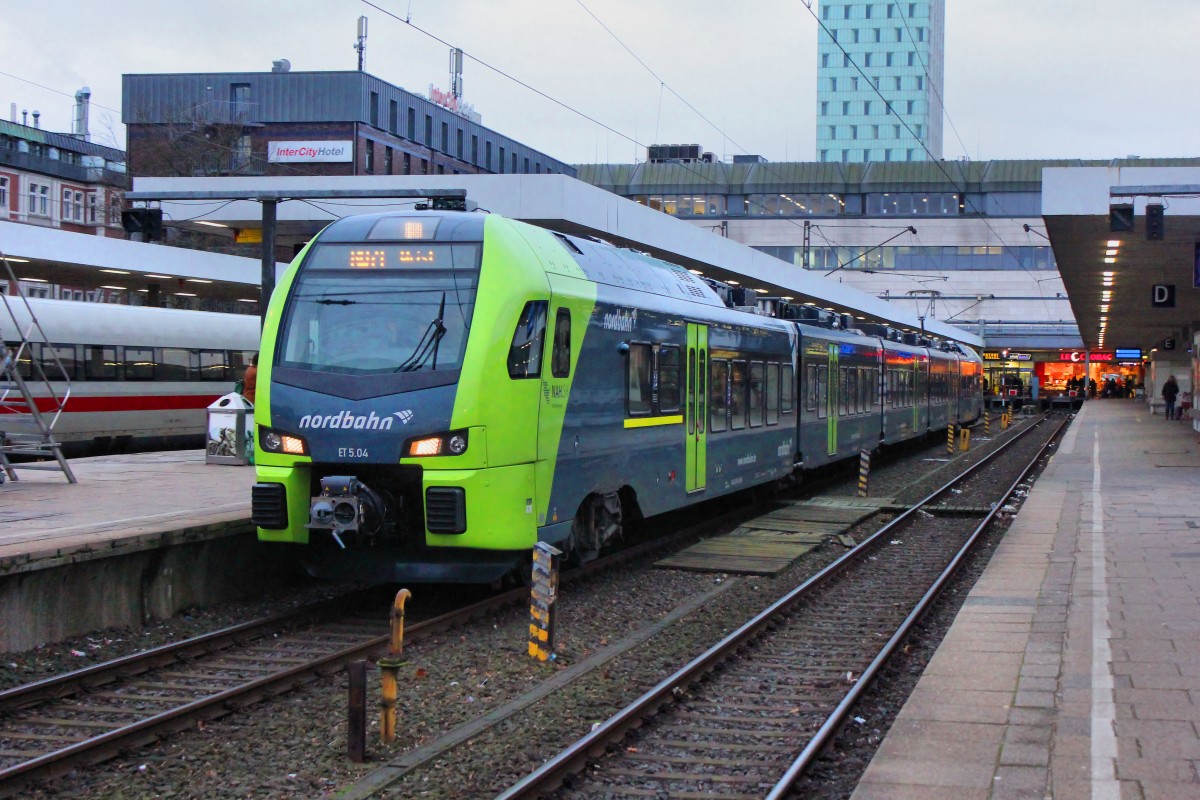 Der Nordbahn ET 5.04 bei der Ausfahrt in Hamburg Altona am 03.01.2015.