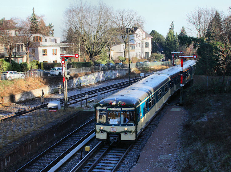 Der Traditionszug 470 128 des Vereins Historische S-Bahn Hamburg kam Pünktlich in den S-Bahnhof Blankenese am 03.12.2016 Eingefahren.