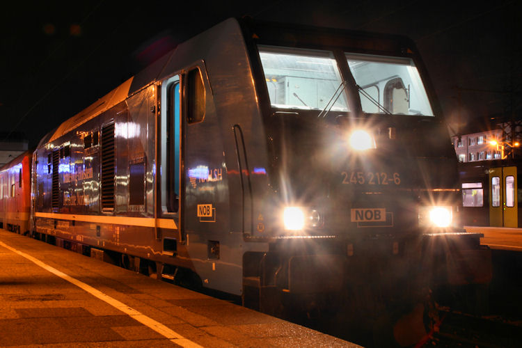 Die 245 212-6 der NOB stande mit DB Schleswig-Holtein Express Wagen auf Gleis 9 zum Einsteigen nach Westerland (Sylt) am 03.12.2016 im Kopfbahnhof Hamburg Altona bereit.
