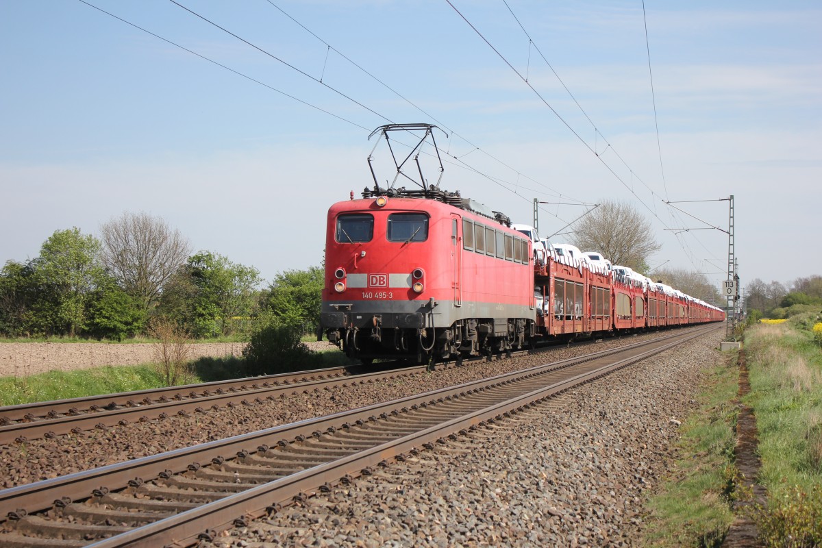 Die Alte DB 140 495-3 kommt am 17.04.2014 mit einen Autozug durch Bremen Mahndorf Gefahren.