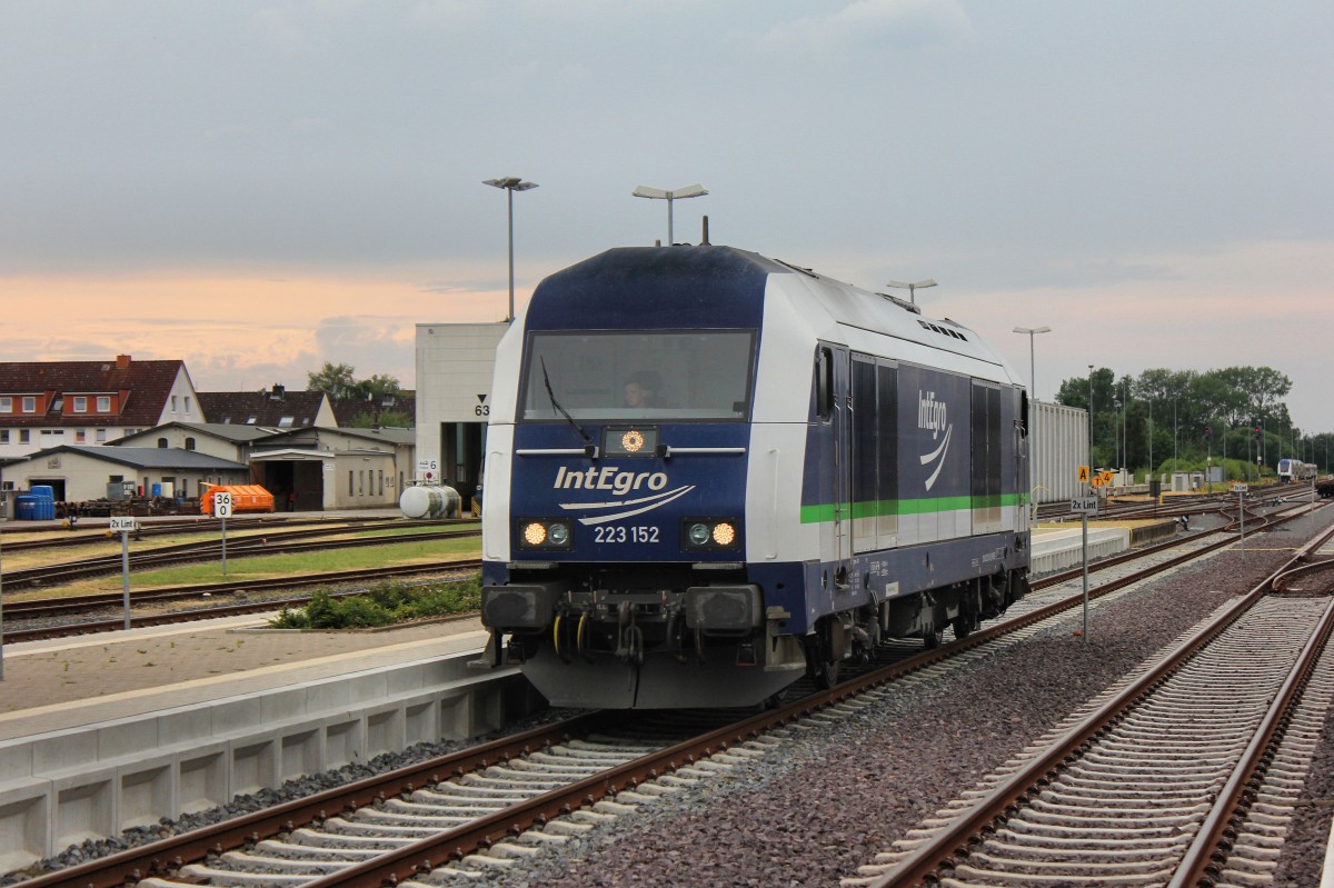 Die IntEgro 223 152 Rangiert auf Gleis 2 Richtung Bahnübergang Gnarrenburger Straße zum Umsetzen auf Gleis 1 im Bahnhof Bremervörde am 07.07.2015 