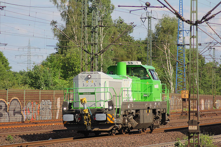 Die Vossloh G18 ( 180 001-4 ) kam Lz durch den Bahnhof Hamburg Harburg gefahren am 03.06.2014.