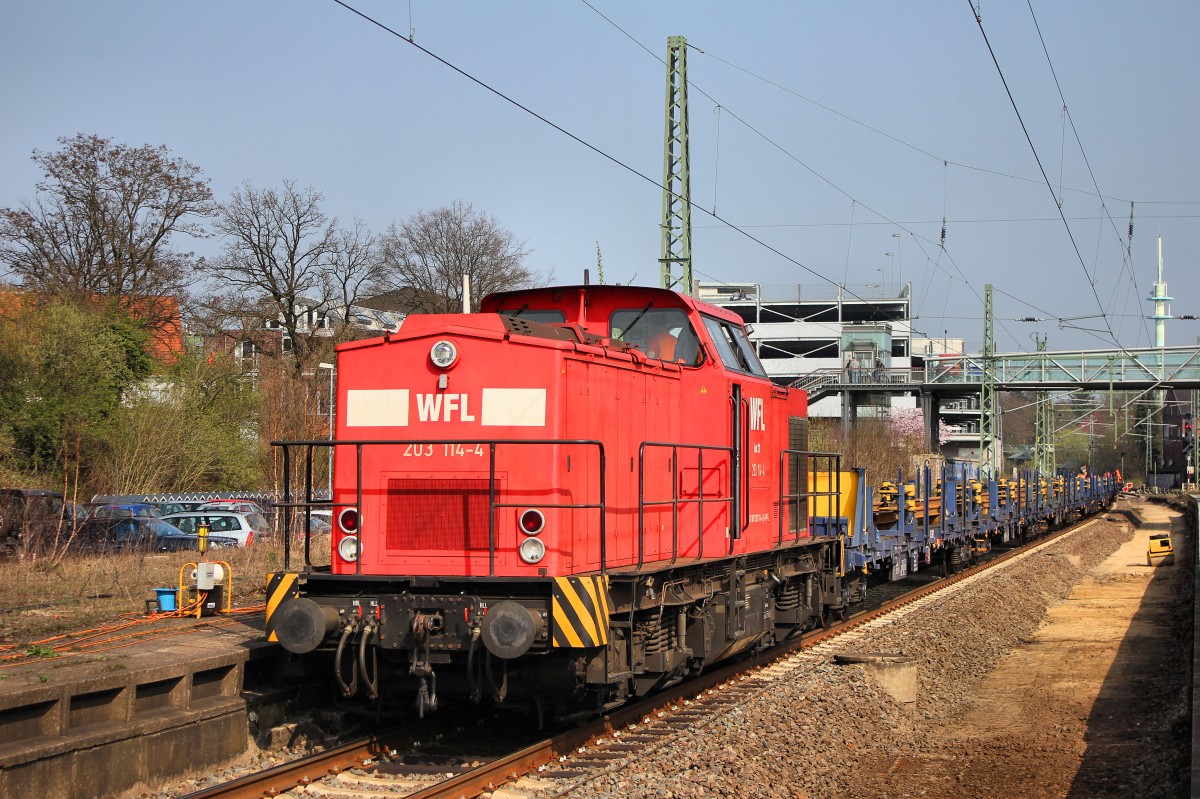 Die WFL 203 114-4 ist beim Schienenentladen in Buchholz (i.d.Nordheide) am 03.04.2014
