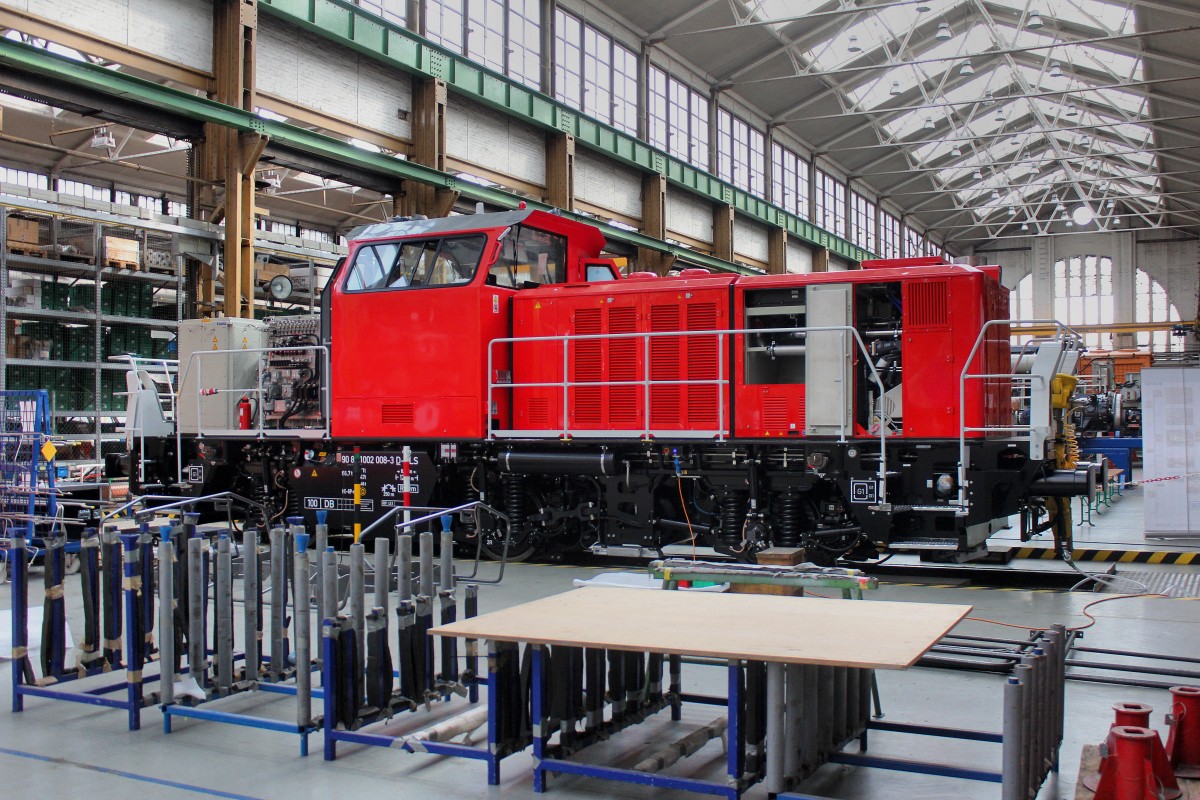 Eine fast fertig Montierte DB 1002 008-3 steht ausgestellt im Raw Stendal am 13.09.2015 beim Tag des Denkmals.