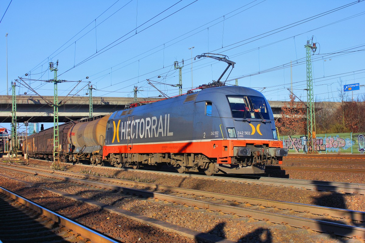 HECTORRAIL 242.502 kommt über Gleis 3 des Bahnhofs Hamburg Harburg gefahren am 17.01.2015.