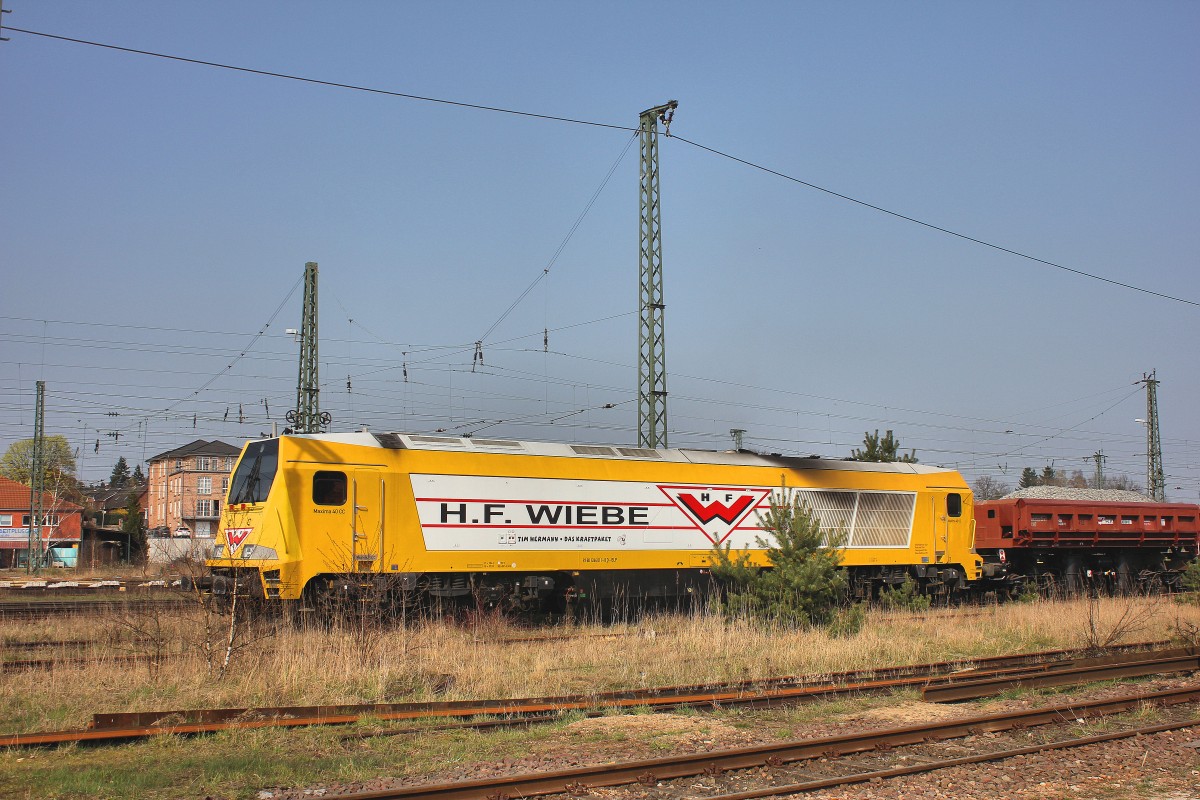 H.F.WIEBE 264 011-8 brachte am 03.04.2014 einen Schotterzug für die Baustelle in Buchholz (i.d.Nordheide) und stellte ihn beim Stellwerk ab.