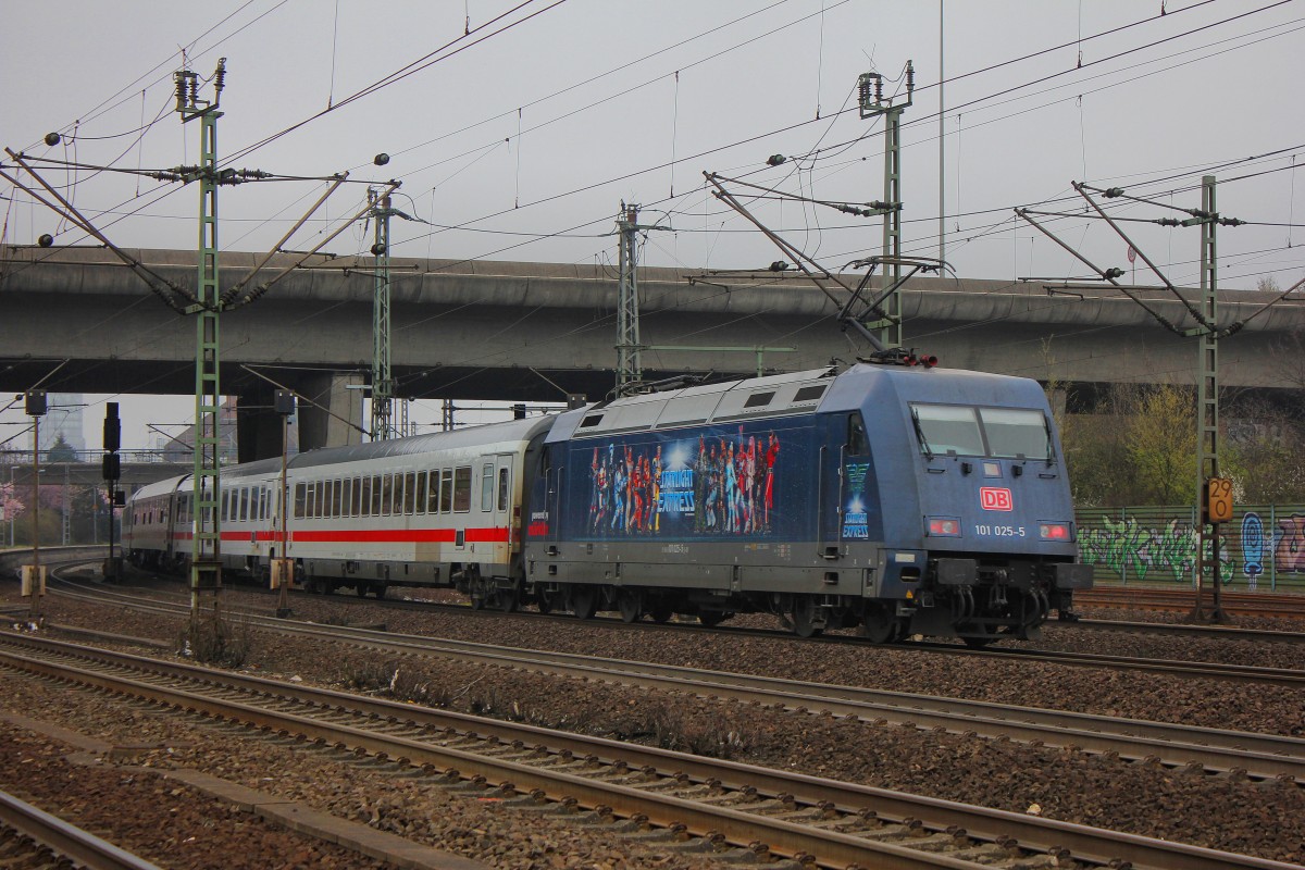 IC 2212 bei der Einfahrt in Hamburg Harburg auf Gleis 2 mit der DB 101 025-5 am 29.03.2014
